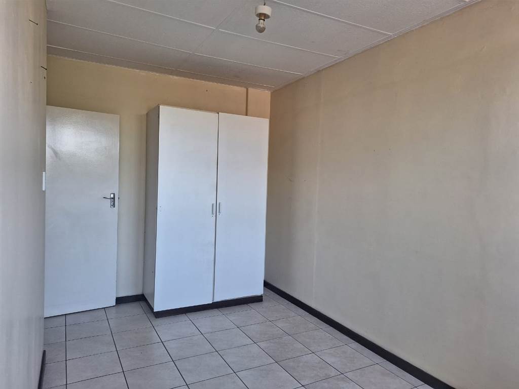 2 Bed Apartment in Yeoville photo number 4