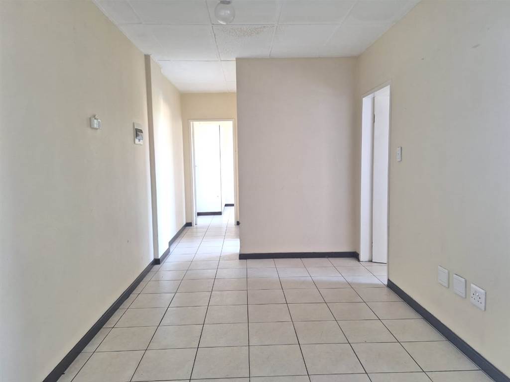 2 Bed Apartment in Yeoville photo number 16