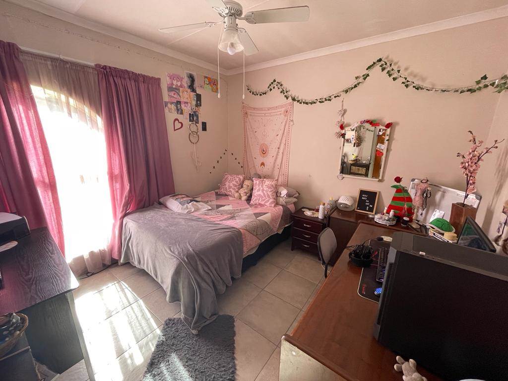 4 Bed House in Barry Hertzog Park photo number 19