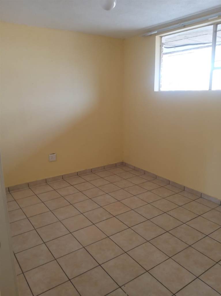 3 Bed Apartment in Kempton Park Central photo number 3