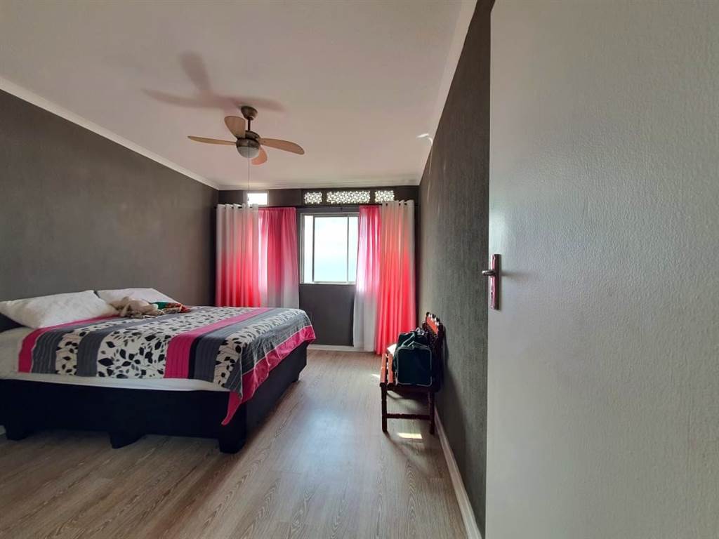 2.5 Bed Apartment in Amanzimtoti photo number 11