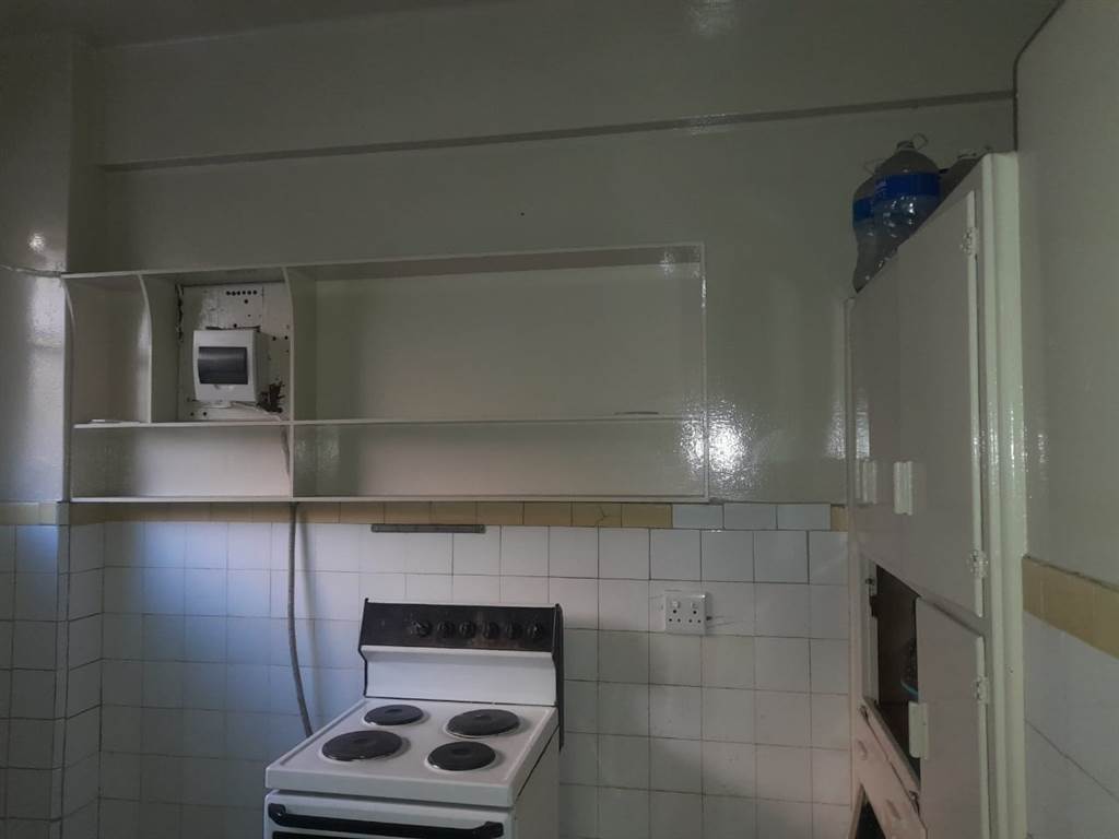 1 Bed Apartment in Hillbrow photo number 16