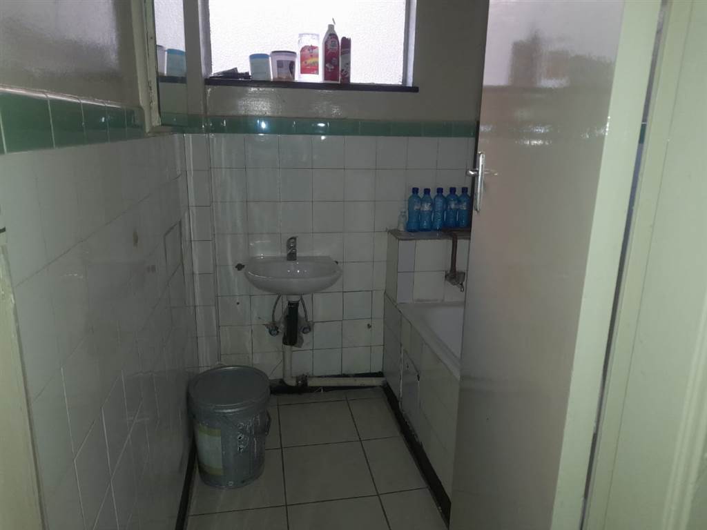 1 Bed Apartment in Hillbrow photo number 23