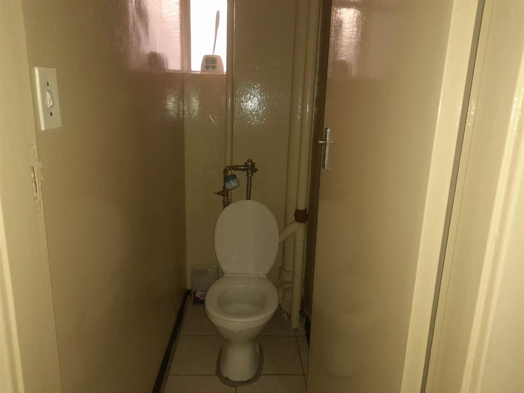 1 Bed Apartment in Hillbrow photo number 24