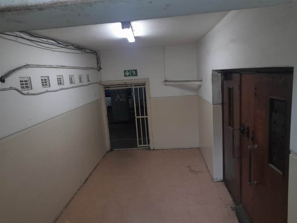 1 Bed Apartment in Hillbrow photo number 7