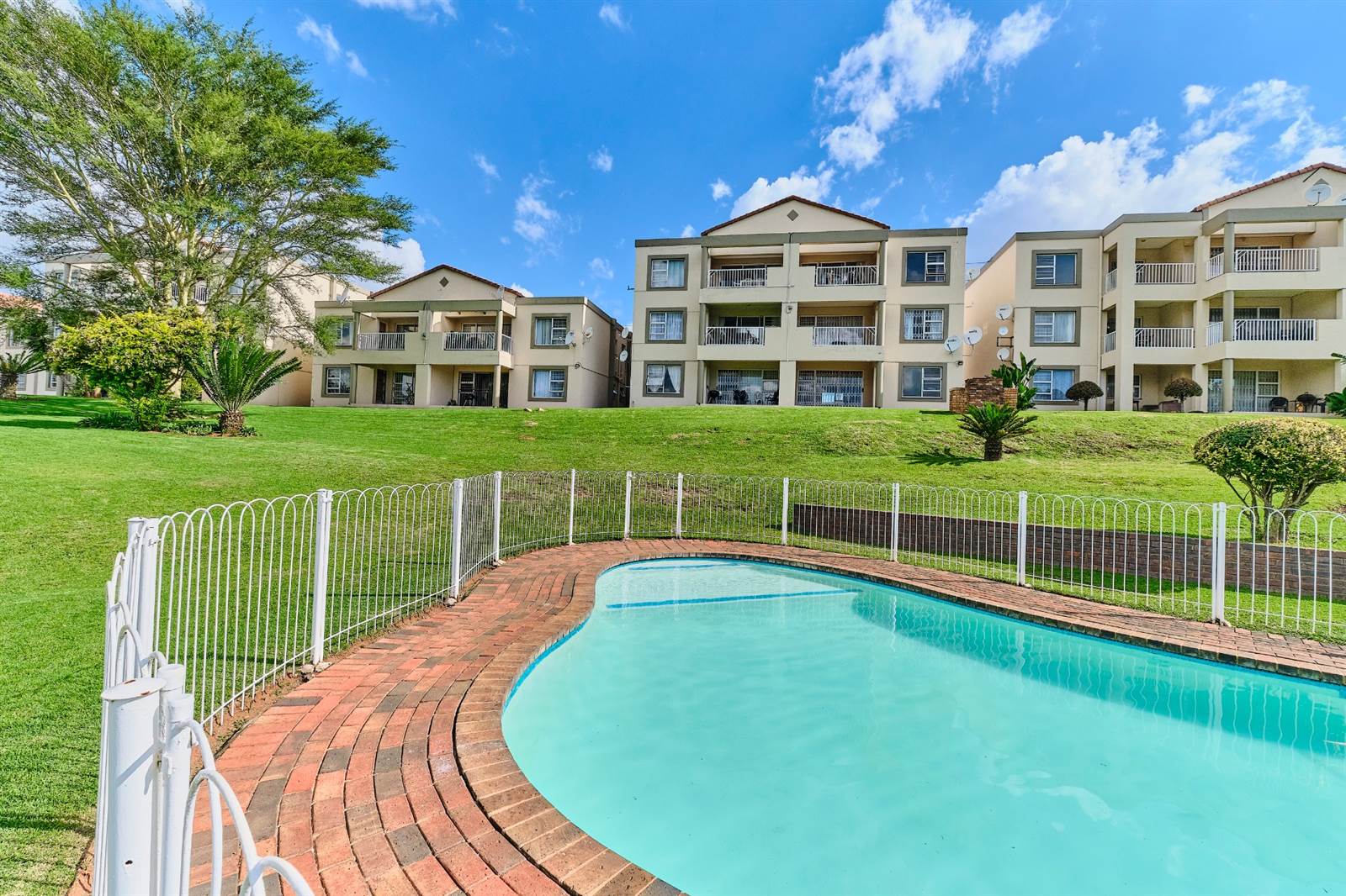 2 Bed Apartment in Kloofendal photo number 9