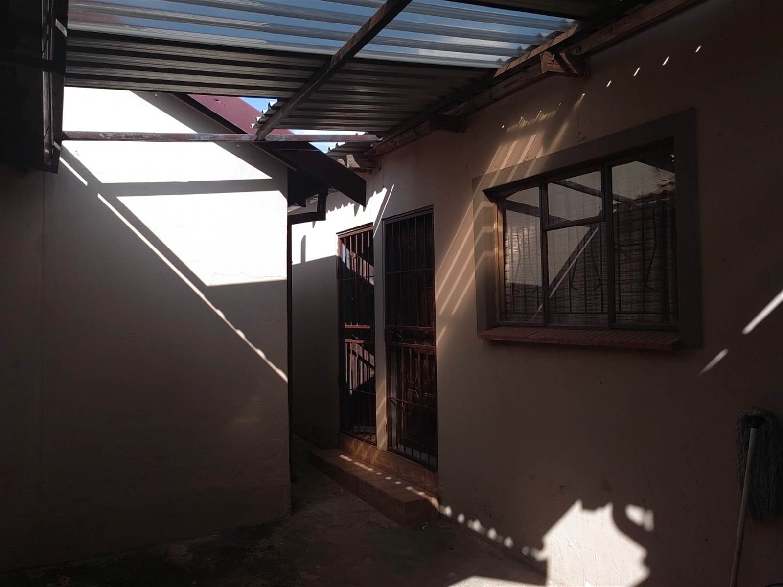 2 Bed House in Tembisa photo number 9