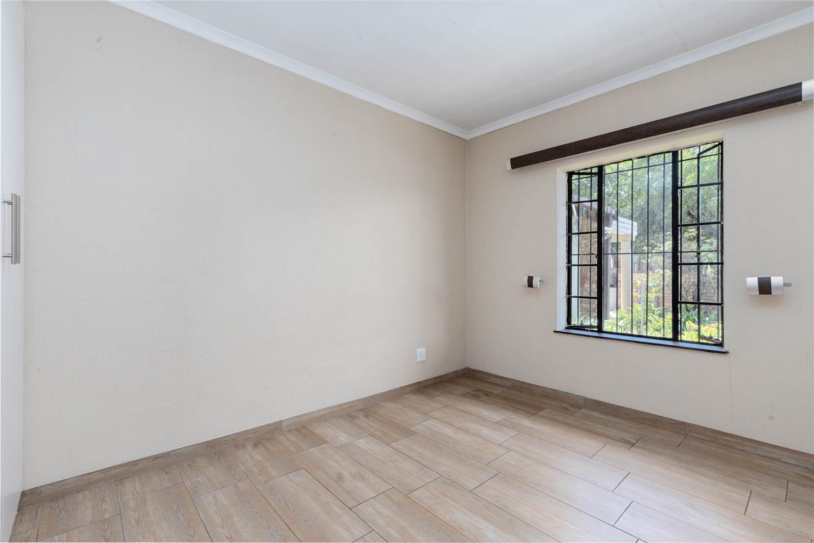 2 Bed Townhouse in Lonehill photo number 15