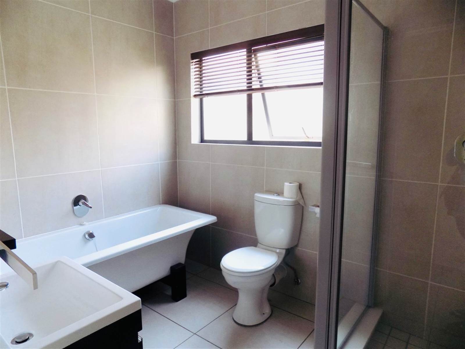 2 Bed Apartment in Kyalami Hills photo number 14