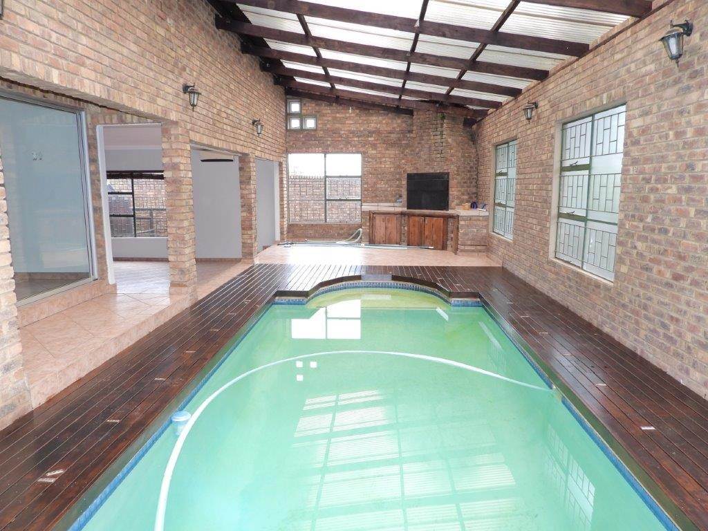 5 Bed House in Highveld photo number 3