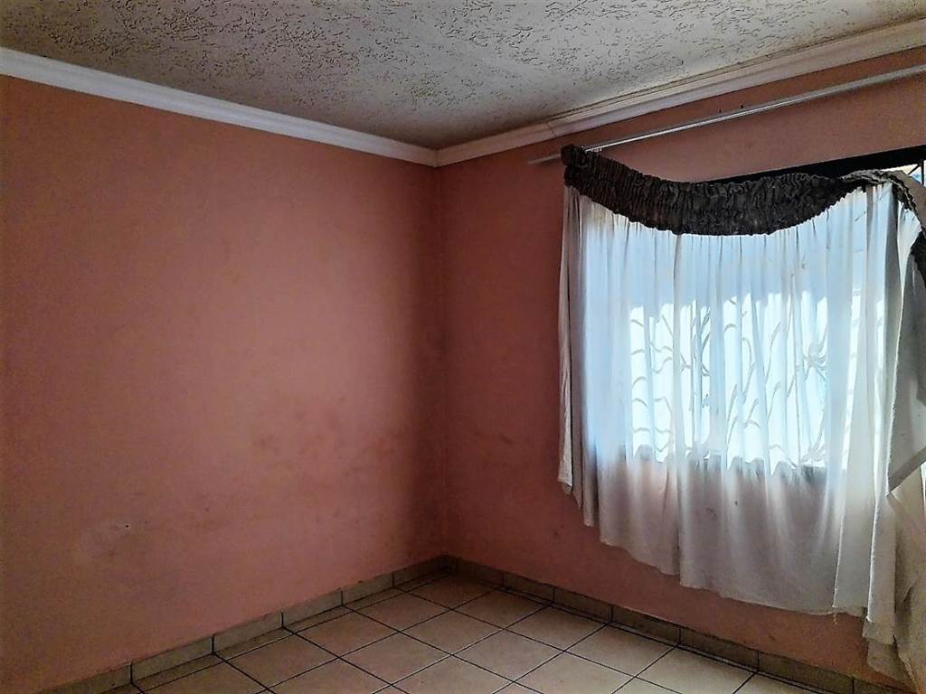 3 Bed House in Lenasia South photo number 8