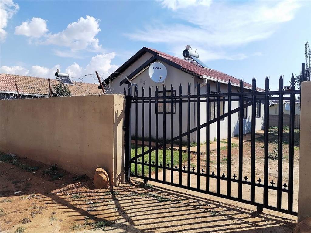 3 Bed House in Lenasia South photo number 17
