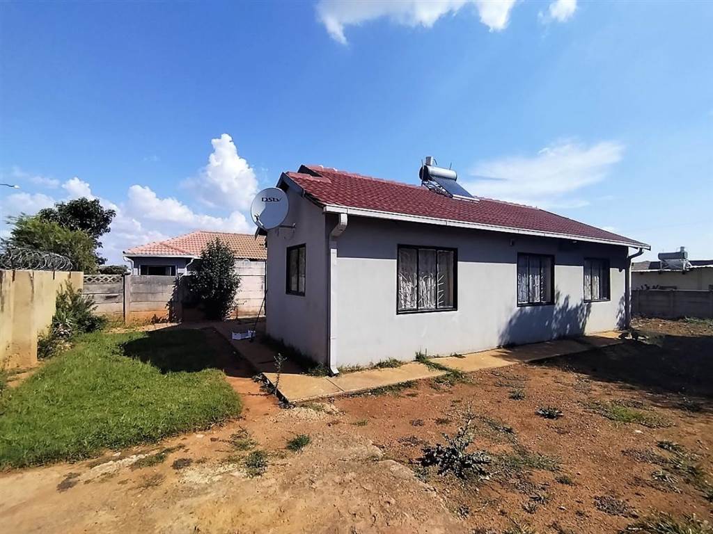 3 Bed House in Lenasia South photo number 2