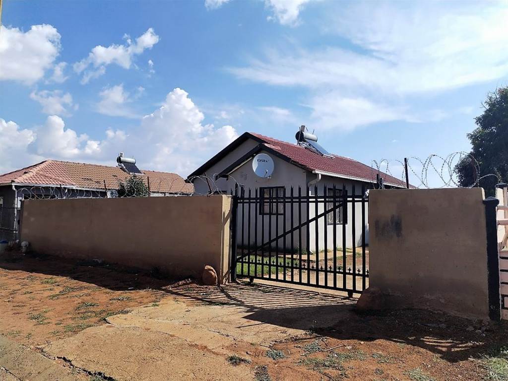 3 Bed House in Lenasia South photo number 18