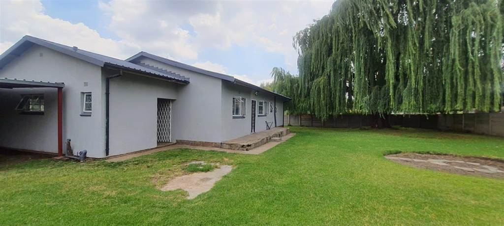 3 Bed House in Rensburg photo number 1