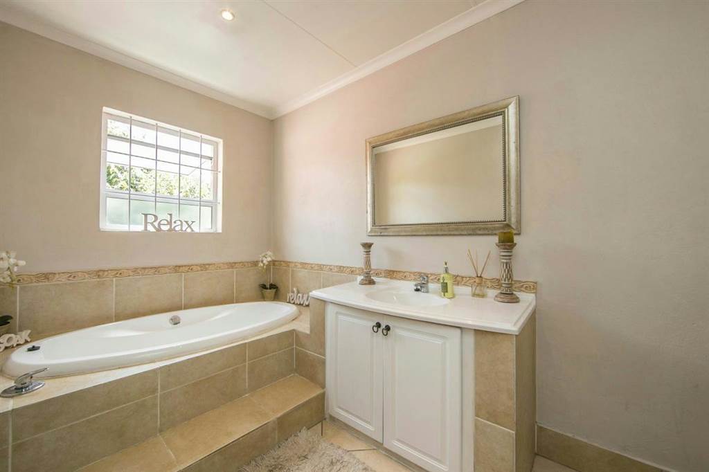 3 Bed Cluster in Douglasdale photo number 18