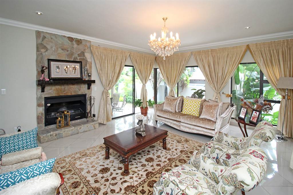 6 Bed House in Broadacres photo number 5