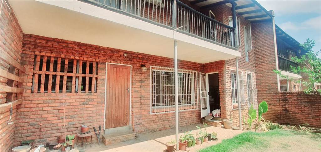3 Bed Townhouse in Louis Trichardt photo number 2