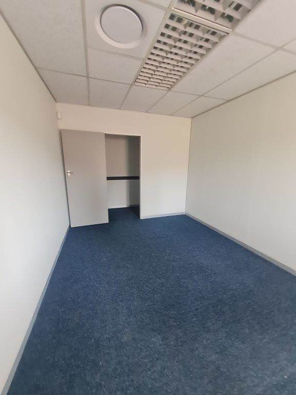 280  m² Office Space in Die Hoewes photo number 24