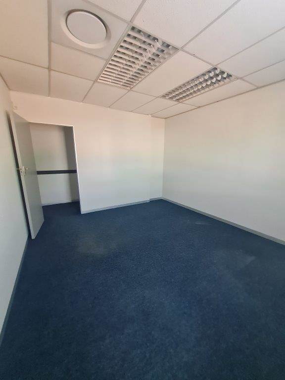 280  m² Office Space in Die Hoewes photo number 25