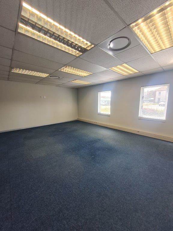 280  m² Office Space in Die Hoewes photo number 12