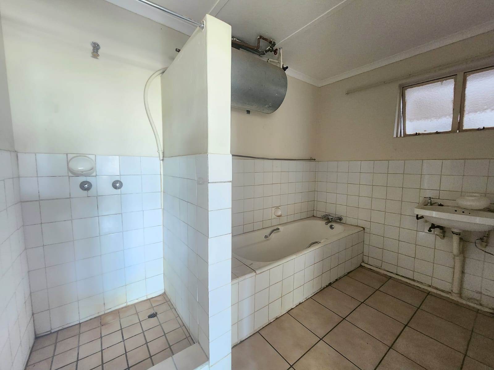 2 Bed Apartment in Louis Trichardt photo number 12