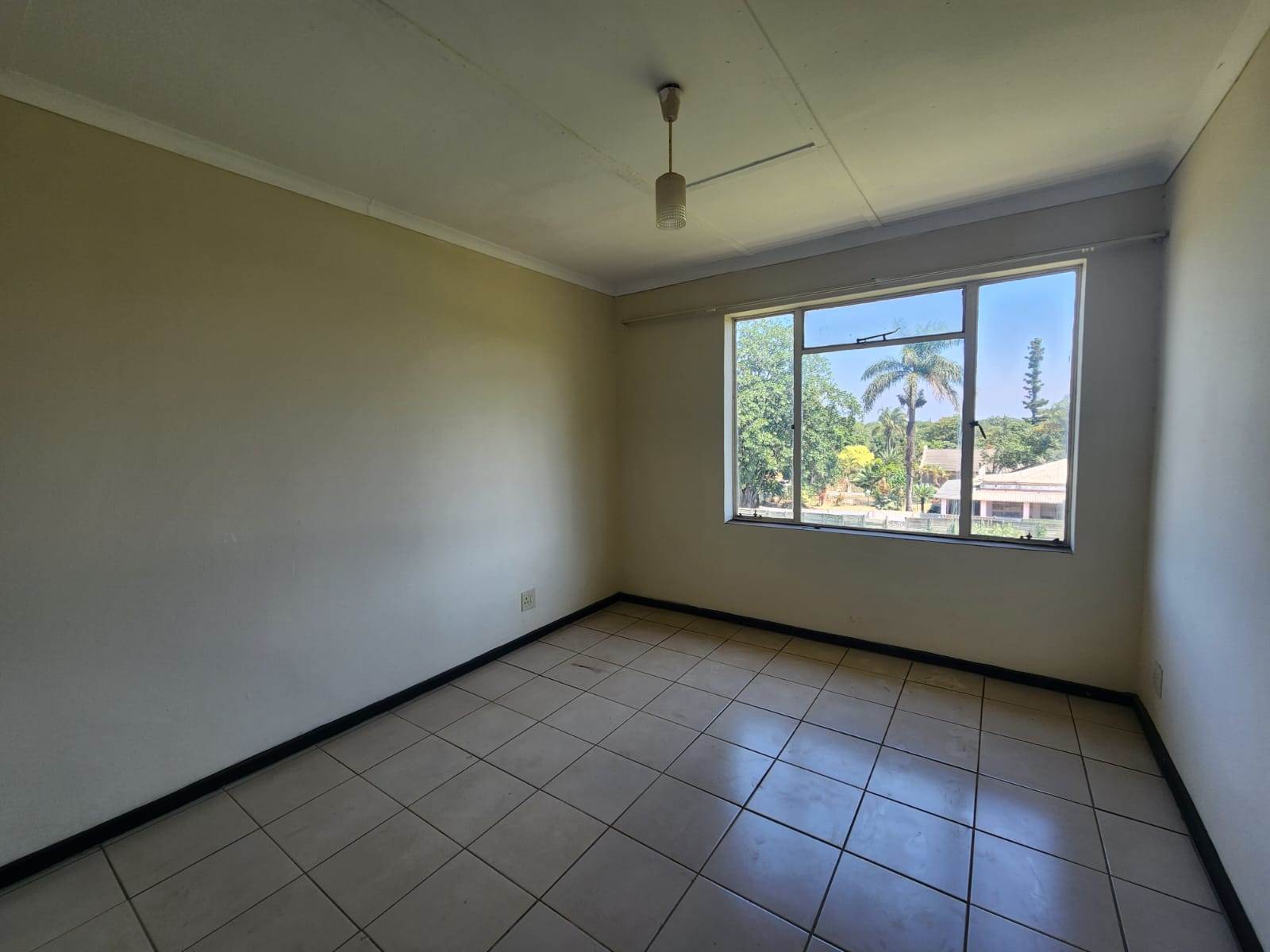 2 Bed Apartment in Louis Trichardt photo number 10