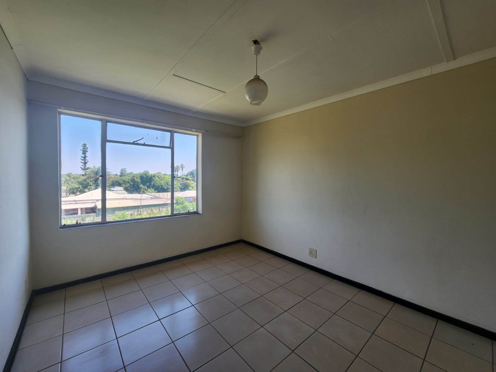 2 Bed Apartment in Louis Trichardt photo number 8
