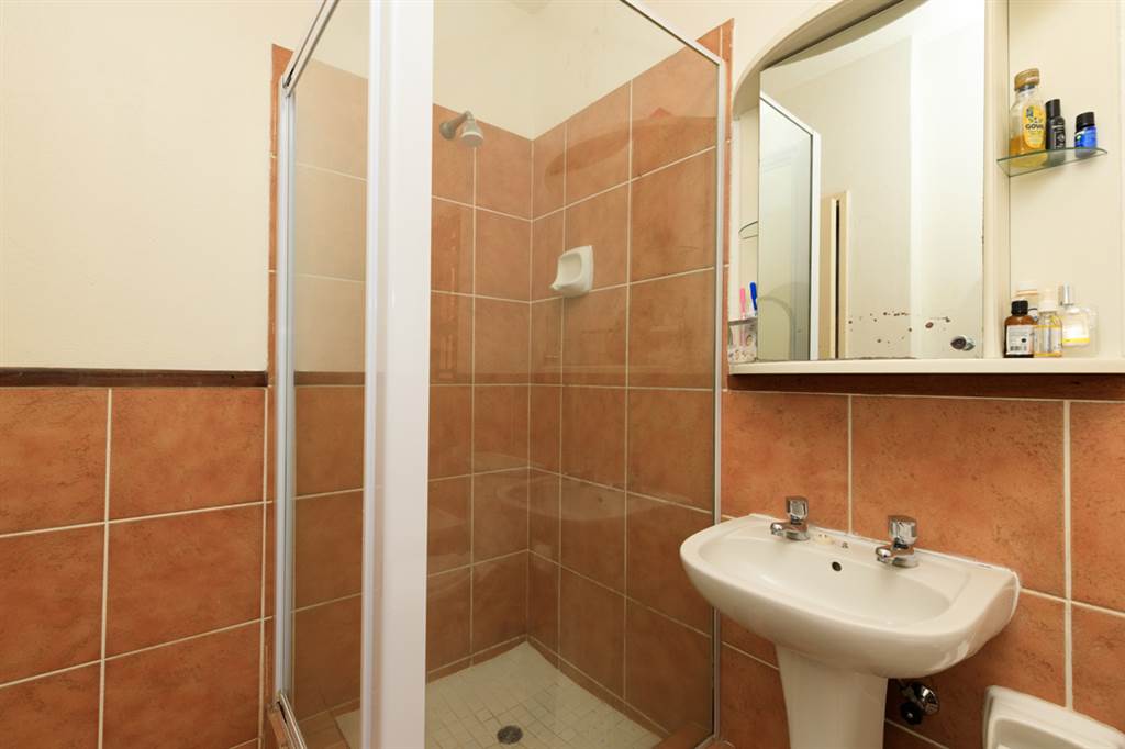 1 Bed Apartment in Sunninghill photo number 15