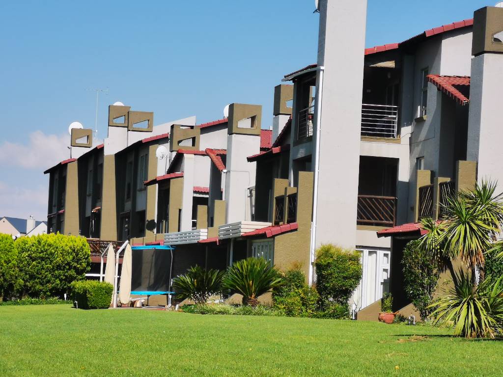 3 Bed Apartment in Vaalpark photo number 1