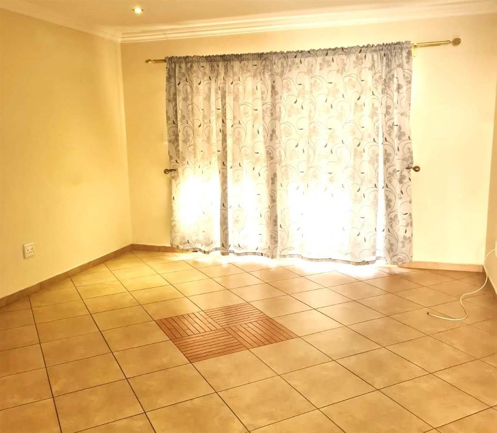 2 Bed Apartment in Hartbeespoort Dam photo number 11