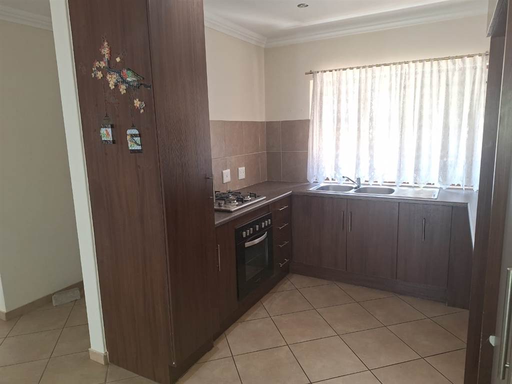 2 Bed Apartment in Hartbeespoort Dam photo number 8