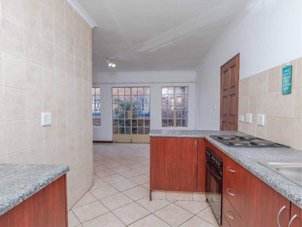 2 Bed Townhouse in Greenstone Hill photo number 9
