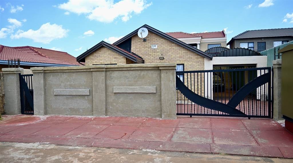 5 Bed House in Protea Glen photo number 1