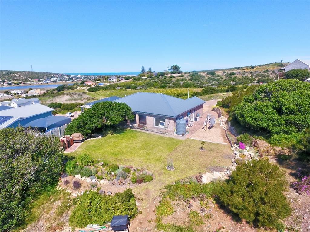 2 Bed House in Stilbaai photo number 4