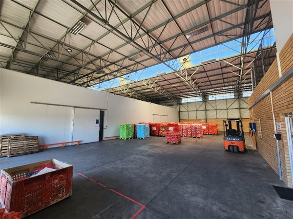 1 600  m² Industrial space