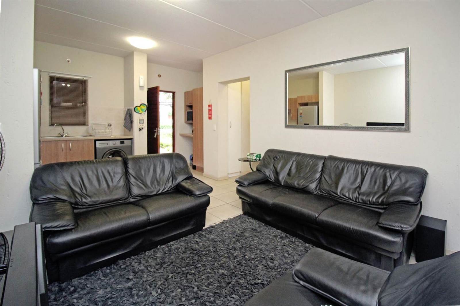 1 Bed Apartment in Douglasdale photo number 3