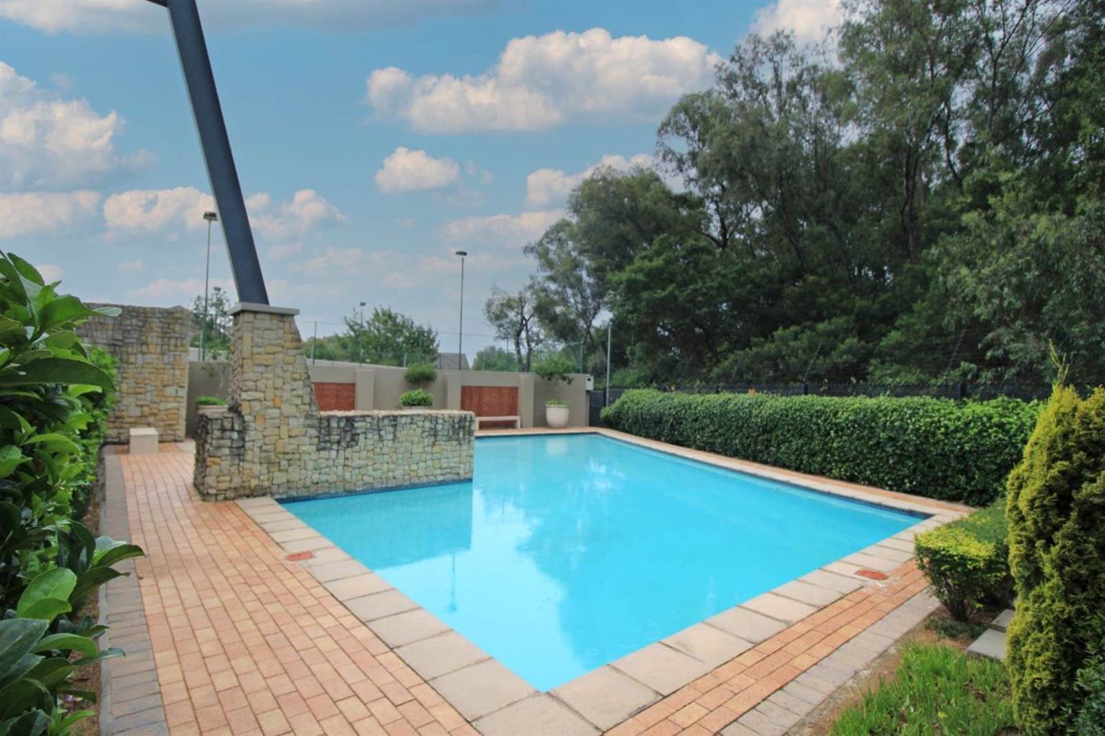 1 Bed Apartment in Douglasdale photo number 12
