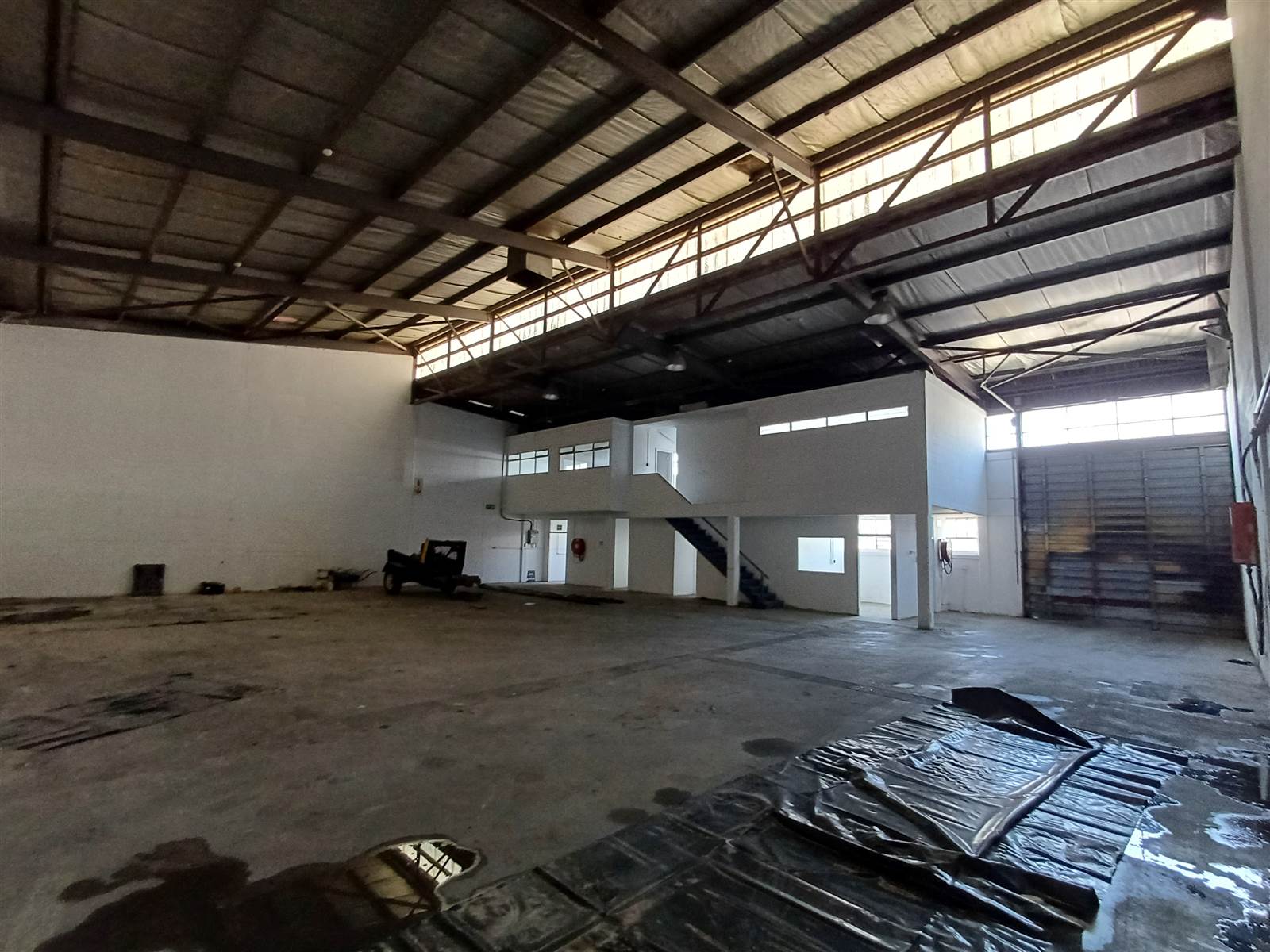 385  m² Industrial space in Retreat photo number 2