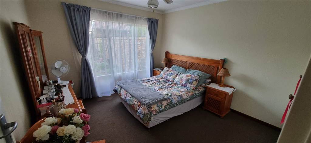 2 Bed Townhouse in Rooihuiskraal North photo number 12