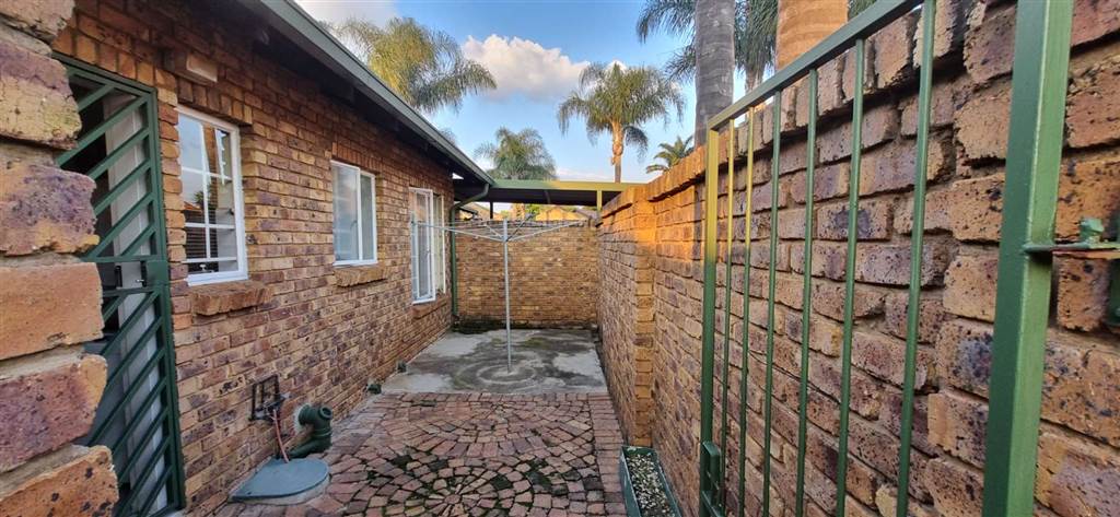 2 Bed Townhouse in Rooihuiskraal North photo number 23