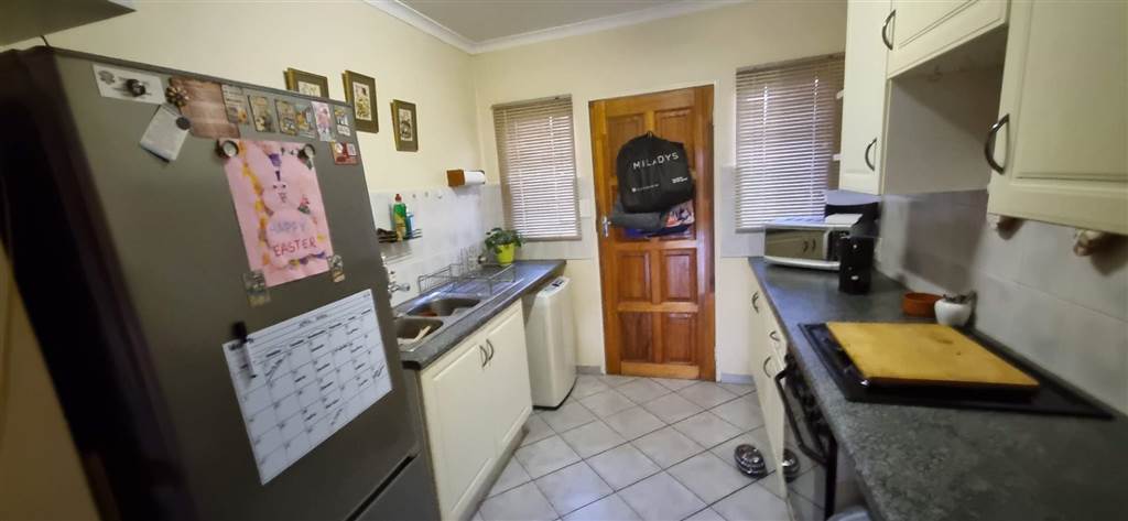 2 Bed Townhouse in Rooihuiskraal North photo number 6