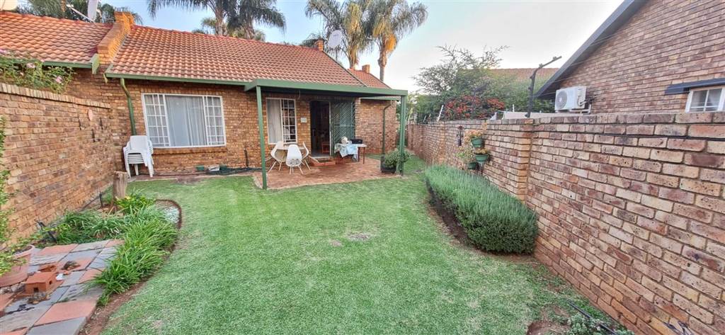 2 Bed Townhouse in Rooihuiskraal North photo number 22
