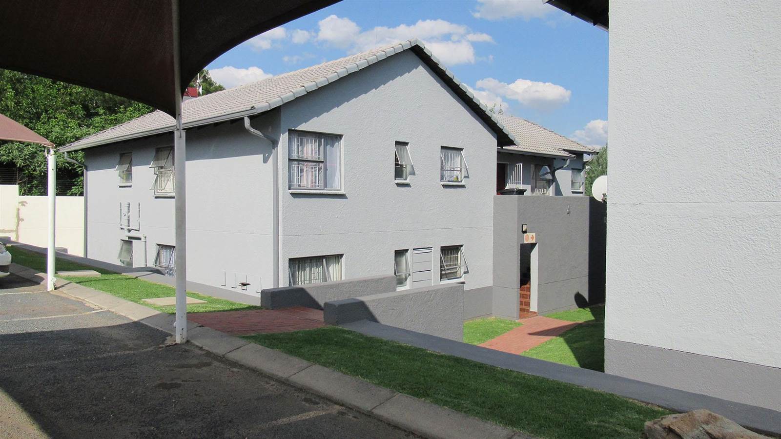 3 Bed Townhouse in Glen Eagles photo number 1