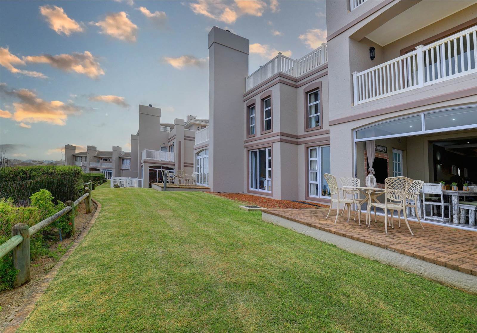 2 Bed Apartment in Pinnacle Point Golf Estate photo number 1