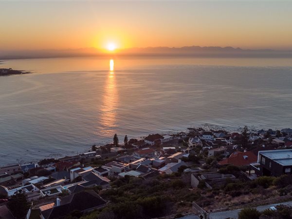 857 m² Land available in Fish Hoek