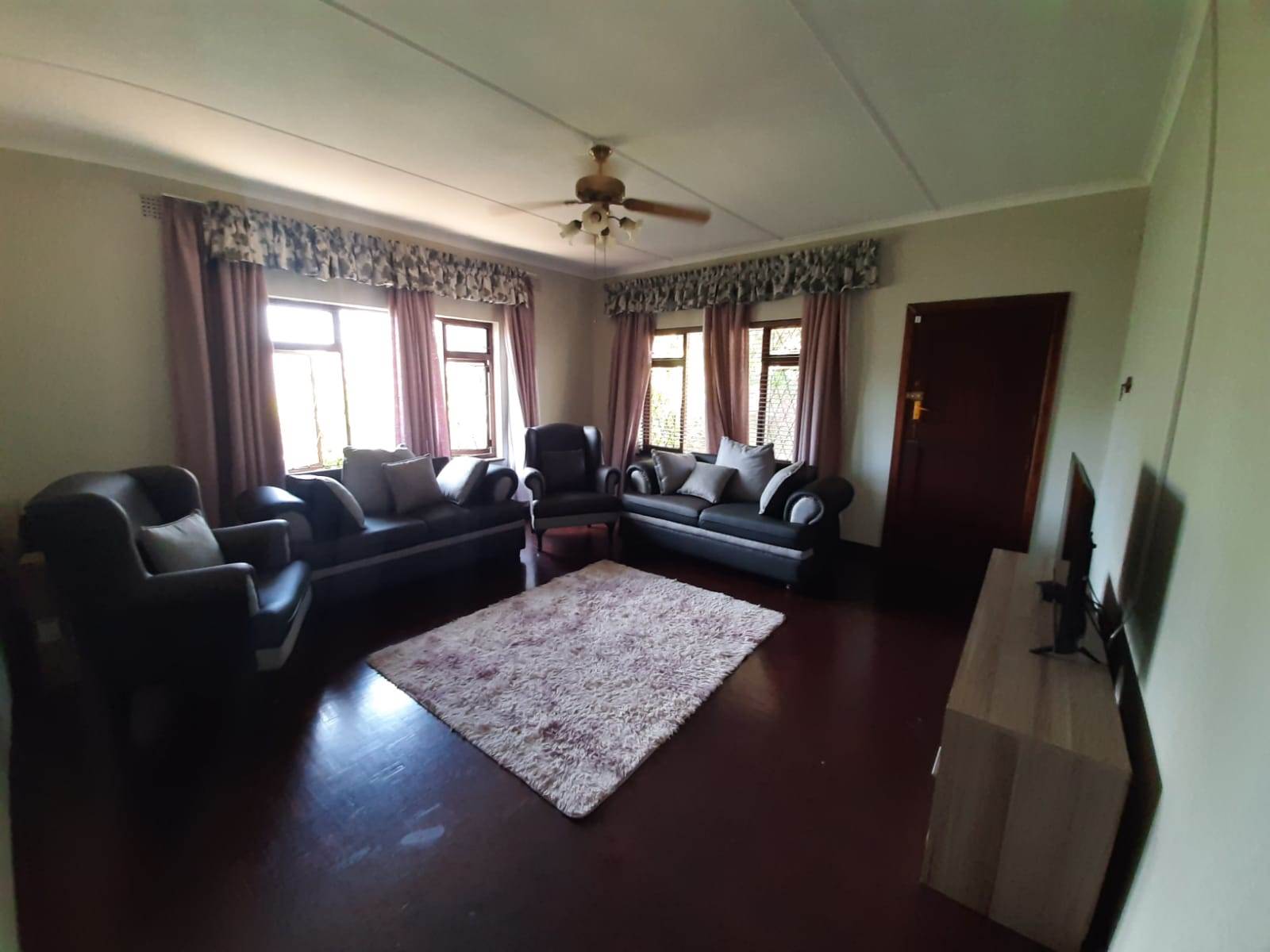 2 Bed Townhouse in Uvongo photo number 3