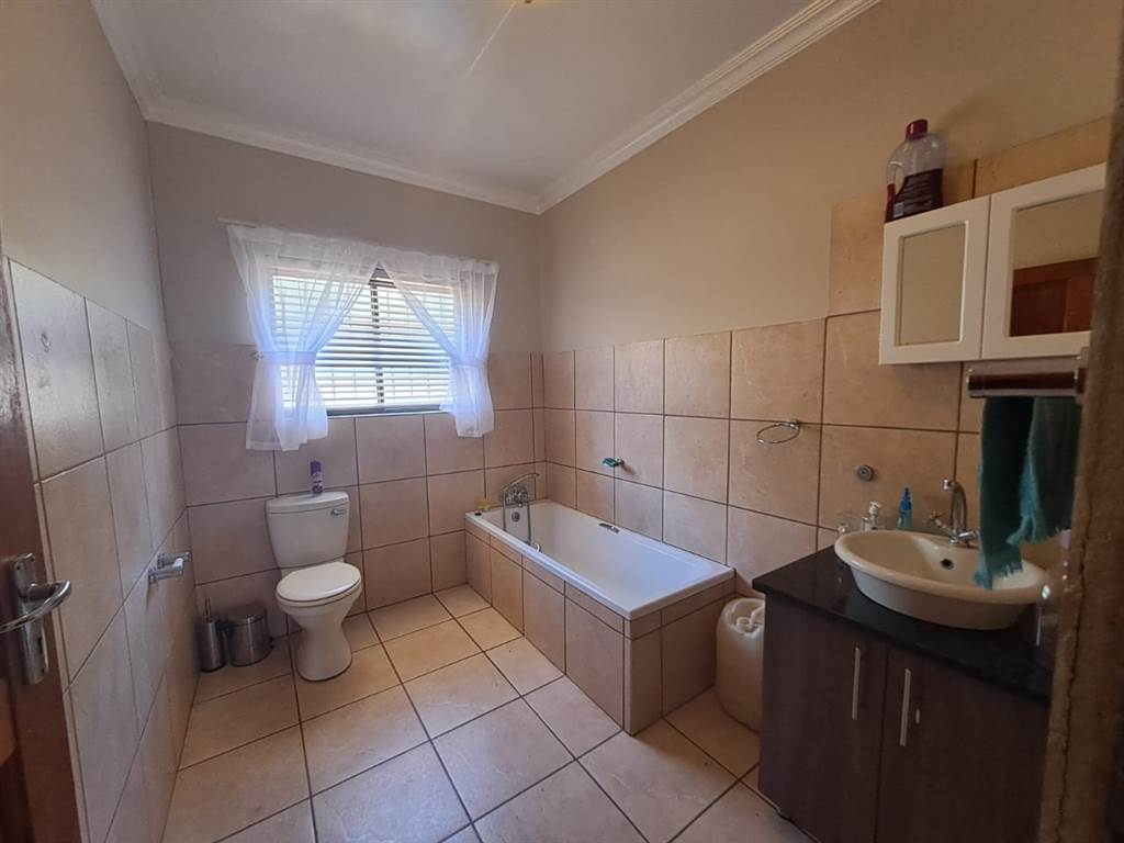 3 Bed House in Thabazimbi photo number 16