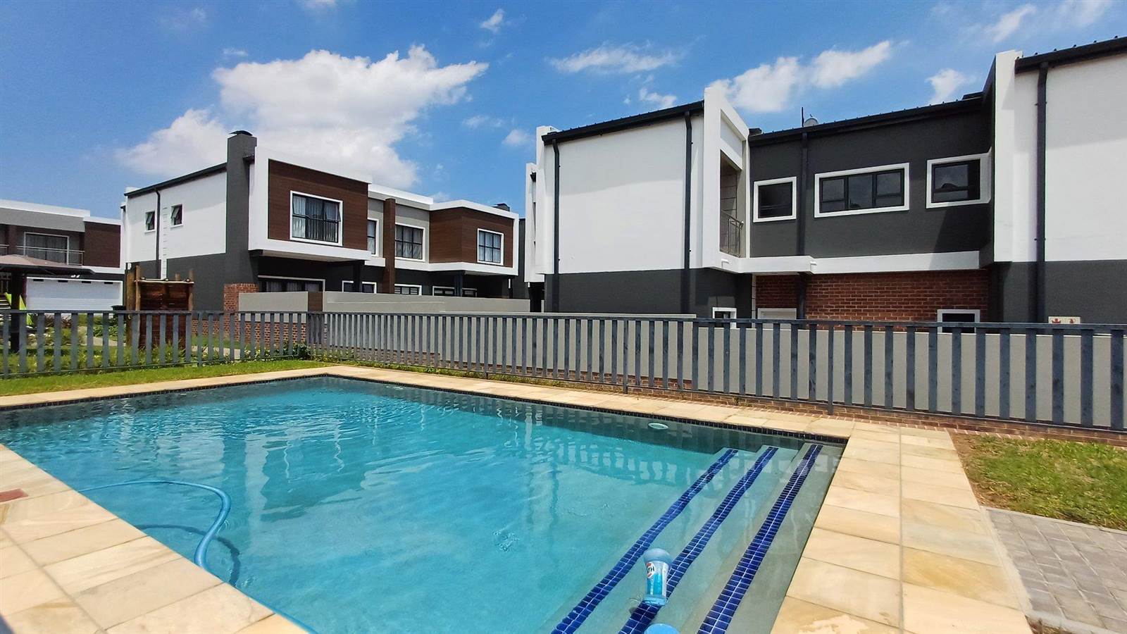 5 Bed Townhouse in Sunninghill photo number 1