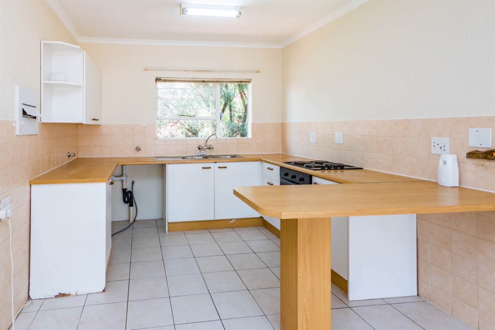 2 Bed Apartment in Kloofendal photo number 7